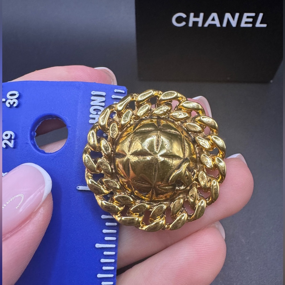 LOT 1530 24K gold plated CHANEL vintage clip on earrings - Picture 3 of 10